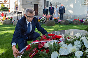 Prezes NIK Krzysztof Kwiatkowski składa kwiaty na&nbsp;grobie ks. Popiełuszki