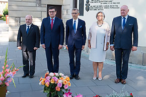 Delegacja NIK składa hołd przed grobem ks. Popiełuszki