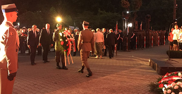 Prezes NIK Krzysztof Kwiatkowski i&nbsp;wizeprezes NIK Mieczysław Łuczak składają wieniec podczas obchodów wybuchu II wojny światowej w&nbsp;Wieluniu