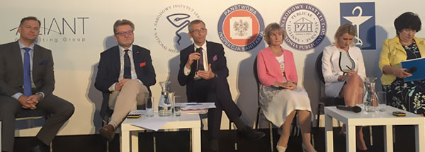 Prezes NIK Krzysztof Kwiatkowski zabiera głos w trakcie panelu na konferencji dotyczącej suplemenów diety