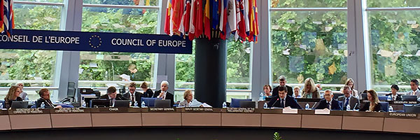 Polska delegacja z prezesem NIK, Krzysztofem Kwiatkowskim, oficjalnie prezentuje Raport z Audytu Zewnętrznego Rady Europy na posiedzeniu Komitetu Delegatów Ministrów Rady Europy