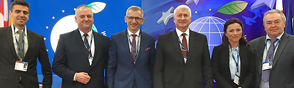 Na zdjęciu od&nbsp;lewej: Mateusz Palak dziennikarz ekonomiczny Józef Bajdel, krakowski Okręgowy Inspektor Pracy; Krzysztof Kwiatkowski, prezes NIK; Vladimír Tóth, wiceprzewodniczący najwyższego organu kontroli Republiki Słowackiej; Adrienn Lajó, strategiczny doradca Prezesa najwyższego organu kontroli Węgier oraz Nikołaj Stolarow, zastępca szefa sztabu najwyższego organu kontroli Federacji Rosyjskiej