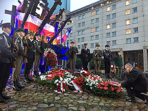 Prezes NIK Krzysztof Kwiatkowski składa wieniec