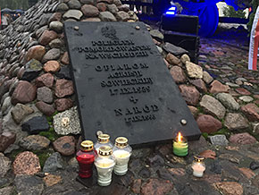 Tablica przy pomniku