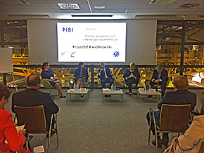 Prezes NIK wypowiada się&nbsp;w trakcie konferencji