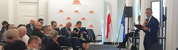 Prezes NIK Krzysztof Kwiatkowski przemawia do&nbsp;uczestników konferencji Wsparcie osób żyjących z&nbsp;chorobą 