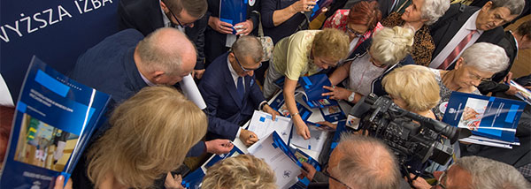 Prezes NIK na&nbsp;sesji plenarnej Obywatelskiego Parlamentu Seniorów podpisuje informacje z&nbsp;kontroli NIK