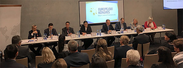 Prezes NIK wypowiada się na jednej z sesji VII Europejskiego Kongresu MŚP w Katowicach - widok na salę