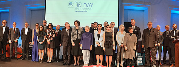 Pamiątkowe zdjęcie uczestników gali