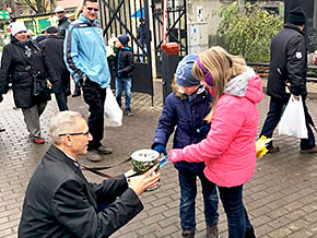 Pezes NIK Krzysztof Kwiatkowski kwestuje na&nbsp;cmentarzu starym w&nbsp;Łodzi