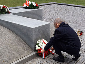 Prezes NIK Krzysztof Kwiatkowski składa wieniec na&nbsp;cmentarzu w&nbsp;Kijowie-Bykowni.