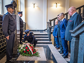 Kierownictwo NIK składa wieniec pod popiersiem pierwszego prezesa Izby, Józefa Higersbergera