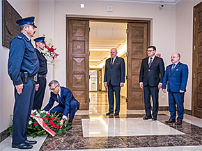 Kierownictwo NIK składa wieniec pod tablicπ Naczelnika Państwa Marszałka Józefa Piłsudskiego