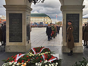Prezes NIK Krzysztof Kwiatkowski składa wieniec na Grobie Nieznanego Żołnierza