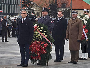 Prezes NIK Krzysztof Kwiatkowski na&nbsp;placu przed Grobem Nienanego Żołnierza