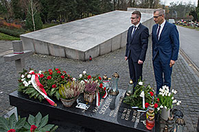 The Auditor General, Arūnas Dulkys and the President of NIK, Krzysztof Kwiatkowski honouring victims of the Smoleńsk air crash in Powązki Cemetery 2