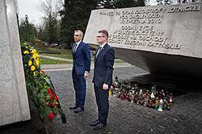 The Auditor General, Arūnas Dulkys and the President of NIK, Krzysztof Kwiatkowski honouring victims of the Smoleńsk air crash in Powązki Cemetery 1