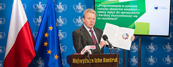 Janusz Wojceichowski prezentuje raport ETO na konferencji w NIK
