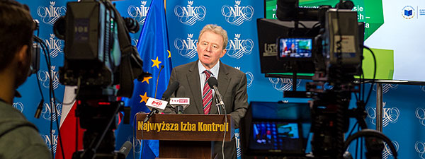 Kamery rejesturące wystąpienie Janusza Wojciechowskiego