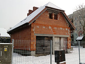 Działka nr 26/182 z&nbsp;niedokończonym domen jednorodzinnym