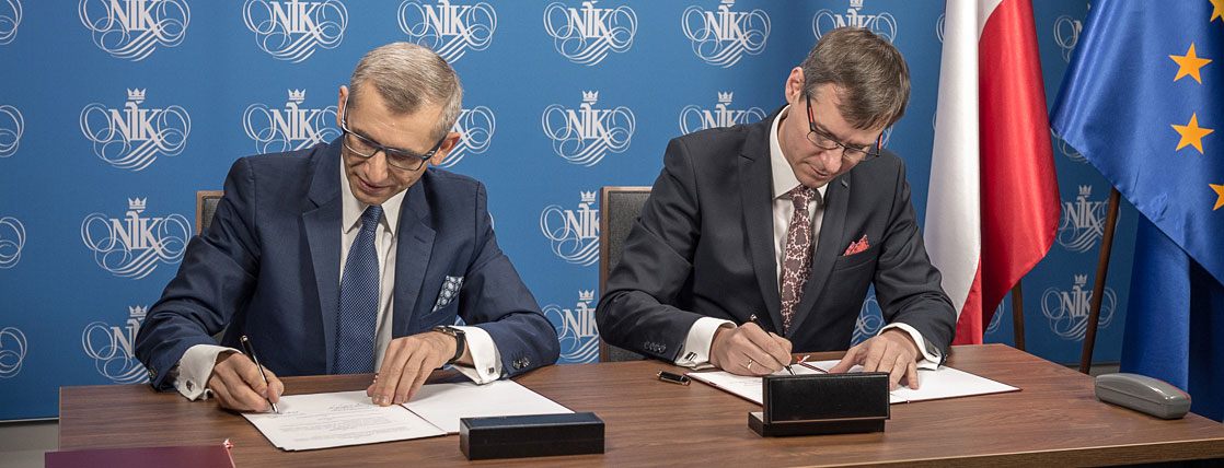 Prezes NIK Krzysztof Kwiatkowski i prezes PIBR Krzysztof Burnos podpisują porozumienie między PIB i NIK