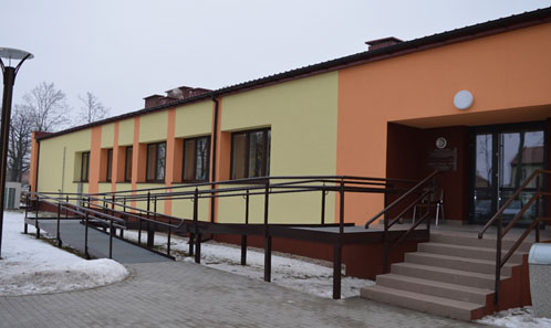 Nowy ŚDS w&nbsp;Orzyszu, powstały w&nbsp;2015 r.,  wyposażony w&nbsp;podjazd dla niepełnosprawnych