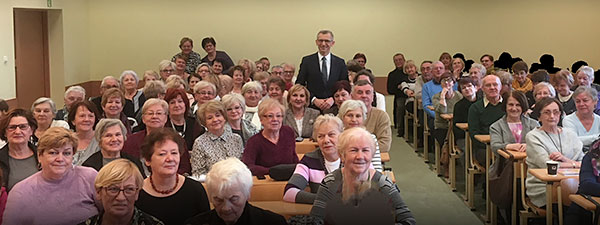 Prezes NIK z seniorami z Tomaszowskiego Uniwersytetu Trzeciego Wieku