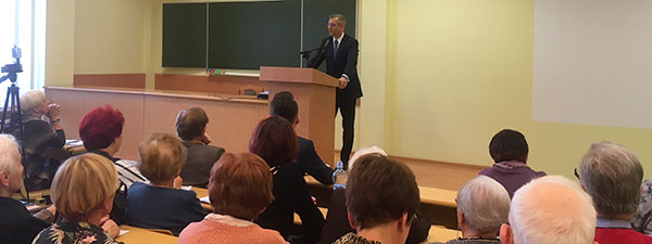 Prezes NIK prowadzi wykład na Tomaszowskim Uniwersytecie Trzeciego Wieku