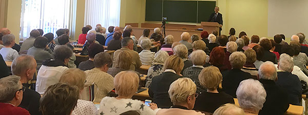 Prezes NIK prowadzi wykład na Tomaszowskim Uniwersytecie Trzeciego Wieku