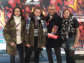 Prezes NIK Krzysztof Kwiatkowski z&nbsp;wolontariuszami WOŚP