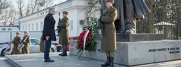 Prezes NIK Krzysztof Kwiatkowski składa wieniec przez pomnikiem Józefa Piłsudskiego