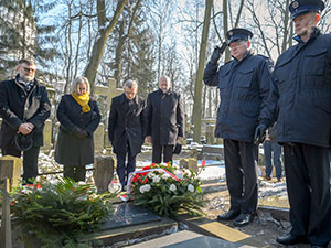 Przedstawiciele kierownictwa NIK składają kwiaty na grobie Józefa Higersbergera