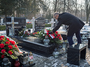 Prezes NIK Krzysztof Kwiatkowski składa wieniec na grobie Aleksandra Szczygło