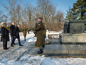 Przedstawiciele kierownictwa NIK składają kwiaty pod pomnikiem Ignacego Paderewskiego