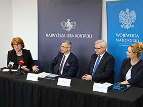 Dyrektor Delegatury NIK w&nbsp;Krakowie Jolanta Stawska zabiera głos podczas konferencji prasowej