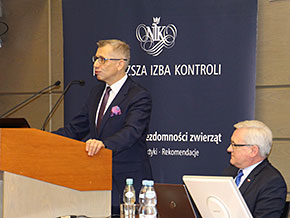 Prezes Najwyższej Izby Kontroli Krzysztof Kwiatkowski przemawia podczas konferencji