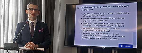 Prezes NIK Krzysztof Kwiatkowski prezentuje swoje wystąpienie na&nbsp;konfernecji Kontrola i&nbsp;audyt w&nbsp;administracji publicznej w&nbsp;Senacie RP