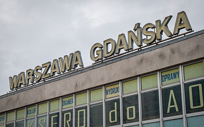 Napis Warszawa Gdańska na&nbsp;budynku dworca kolejowego