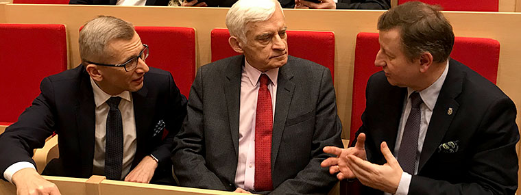 Uczestnicy konferencji Prezes NIK Krzysztof Kwiatkowski i Jerzy Buzek w trakcie rozmowy