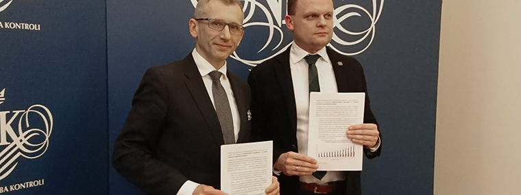 Prezes NIK Krzysztof Kwiatkowski i Dyrektor Generalny KRD prezentują wypracowane oświadczenie.