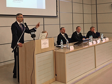 Prezes NIK Krzysztof Kwiatkowski prezentuje raport NIK na konferencji