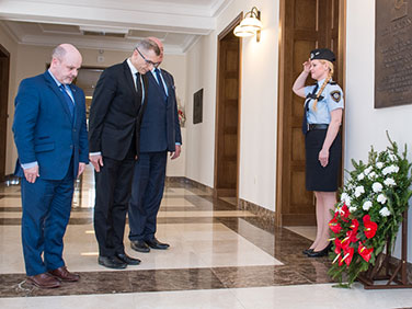 Kierownictwo NIK oddaje chołd pod tablicą pamiątkową Lecha Kaczyńskiego