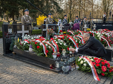 Prezes NIK Krzysztof Kwiatkowski składa kwiaty na grobie Władysława Stasiaka