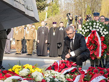 Prezes NIK Krzysztof Kwiatkowski składa kwiaty pod pomnikiem ofiar katastrofy samolotu Tu-154M pod Smoleńskiem