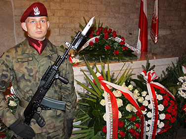 Grób Lecha i Marii Kaczyńskich obok żołnierz pełniący wartę