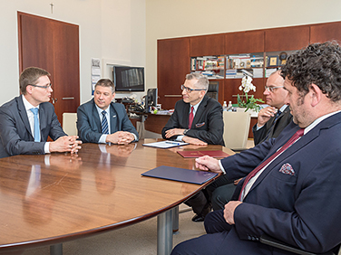 Przedstawiciele NIK i&nbsp;KIDP w&nbsp;trakcie rozmowy po&nbsp;podpisaniu porozumienia