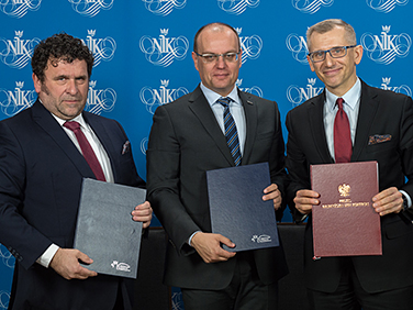 Skarbnik Krajowej Rady Doradców Podatkowych Tomasz Ziółkowski, Przewodniczący Krajowej Rady Doradców Podatkowych profesor Adam Mariański oraz Prezes NIK Krzysztof Kwiatkowski prezentują podpisane porozumienie