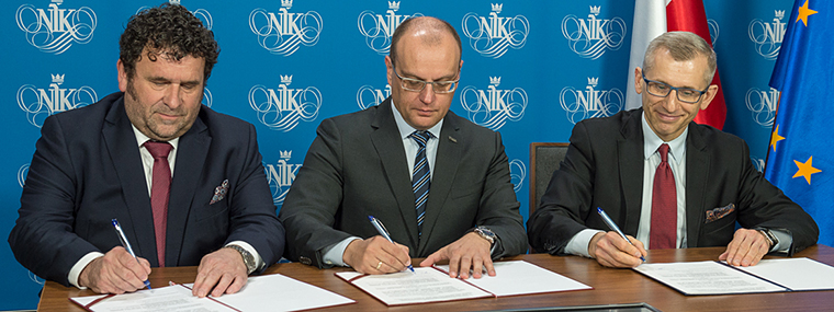 Skarbnik Krajowej Rady Doradców Podatkowych Tomasz Ziółkowski, Przewodniczący Krajowej Rady Doradców Podatkowych profesor Adam Mariański oraz Prezes NIK Krzysztof Kwiatkowski podpisują porozumienie o&nbsp;współpracy NIK i&nbsp;KIDP
