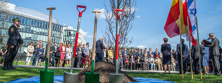 Uroczystość sadzenia dębu pamięci, na&nbsp;cześć bohaterów z&nbsp;warszawskiego getta
