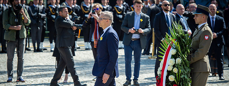 Prezes NIK Krzysztof Kwiatkowski składa kwiaty pod Pomnikiem Bohaterów Getta w&nbsp;Warszawie